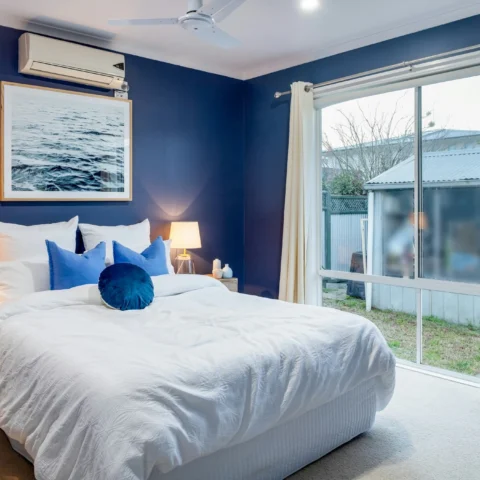 Paredes de color cobalto, o azul oscuro intenso en combinación con blanco