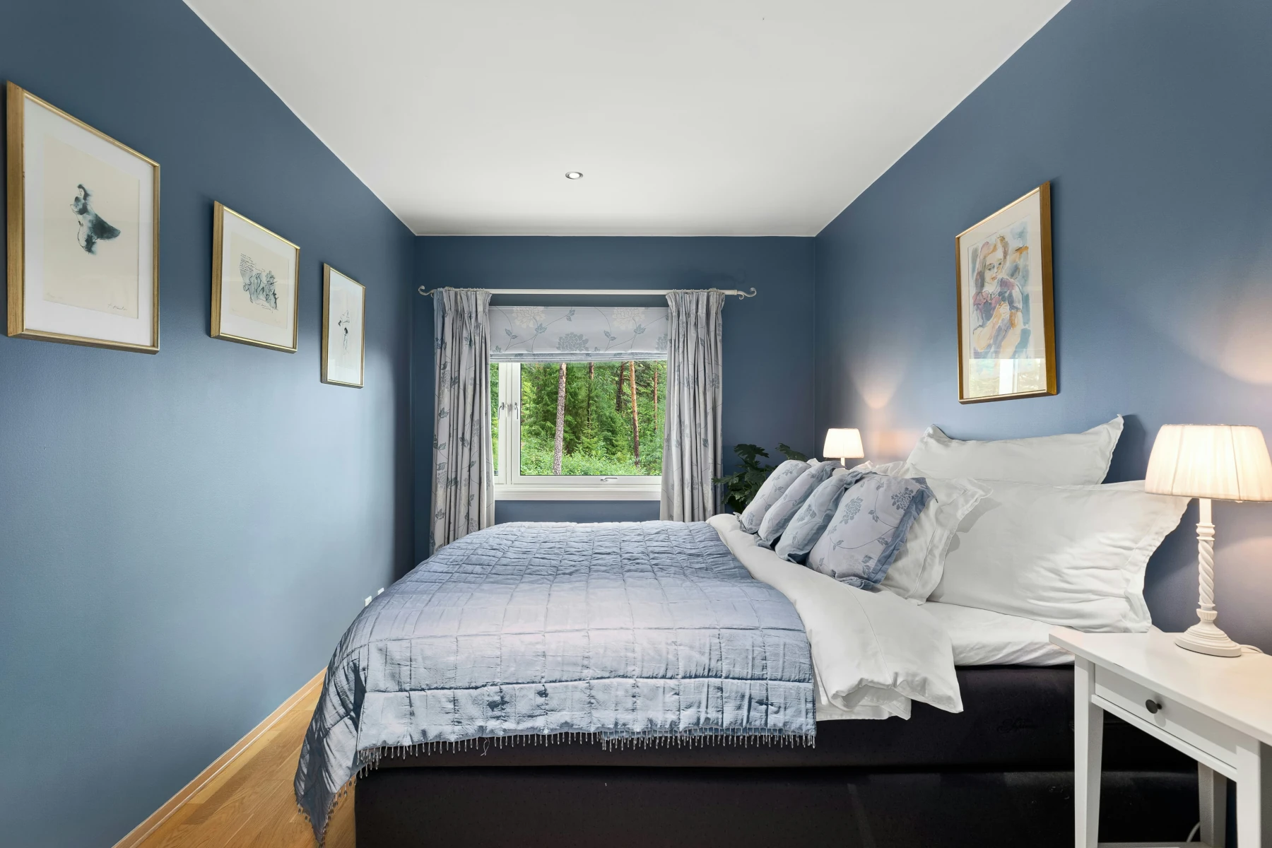 Dormitorio principal con paredes en color oscuro y combinado con blanco