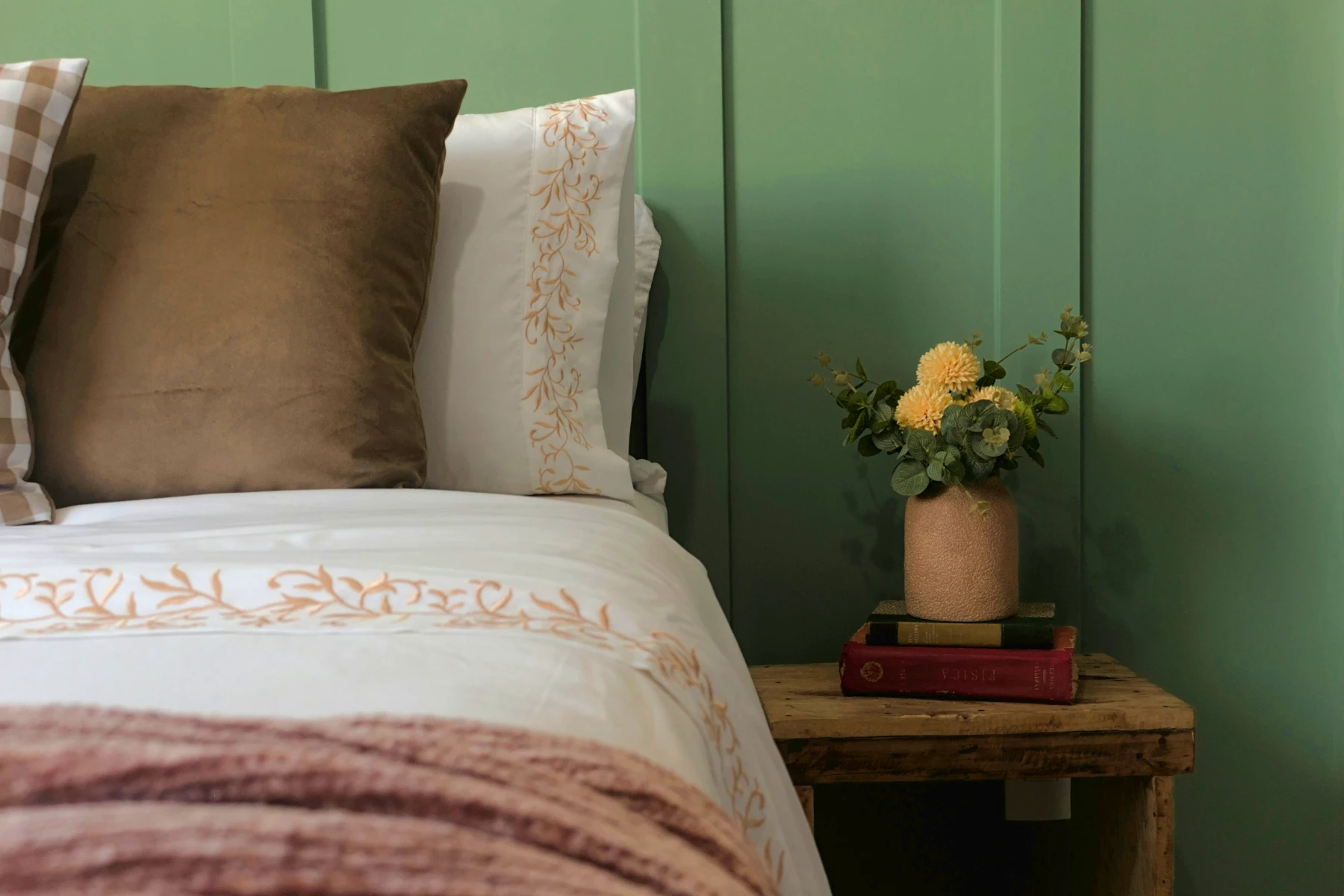 Pared del dormitorio de color verde