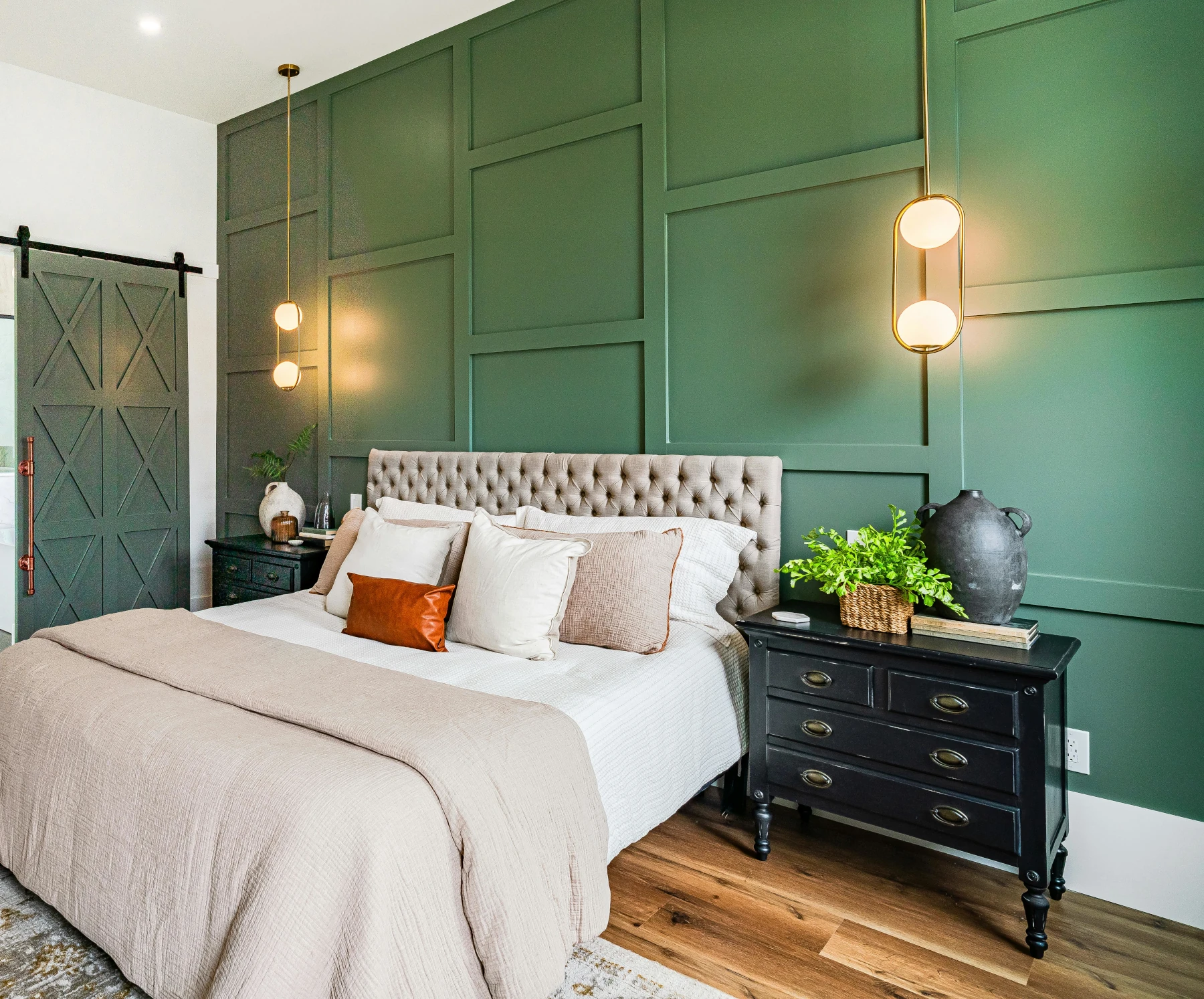 Dormitorio con una pared en verde oscuro